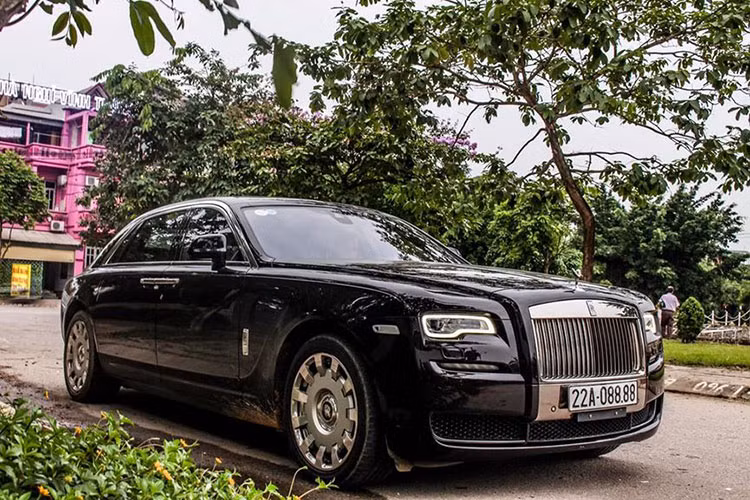 Mới đây, một chiếc xe siêu sang Rolls-Royce Ghost Series II EWB mang biển số tứ quý 8 đã bị bắt gặp đỗ trên đường phố Vĩnh Phúc. Theo thông tin được biết, chiếc xe này thuộc sở hữu của một đại gia Tuyên Quang và có giá trị lên tới 27 tỷ đồng (tại thời điểm mua).