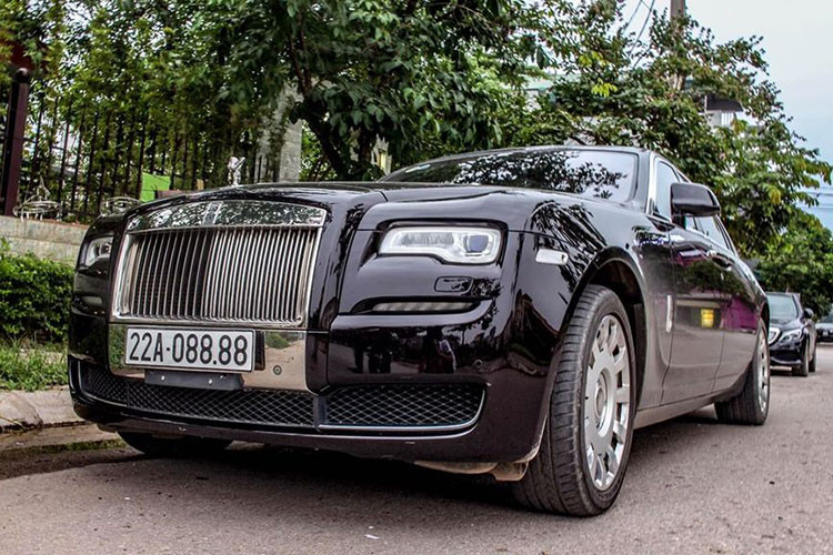 Xe sở hữu khối động cơ V12, dung tích 6.6l, suất tối đa đạt 563 mã lực tại vòng tua 5.250 vòng/phút, mô-men xoắn cực đại 750 Nm tại vòng tua 1.500 vòng/phút. Đi kèm là hộp số tự động 8 cấp. Xe có tốc độ tối đa 250 km/h. Giá xe Rolls-Royce Ghost Series II EWB tại Việt Nam kể từ ngày 1/7/2016 lên tới 27 tỷ đồng do bị áp thuế tiêu thụ đặc biệt.