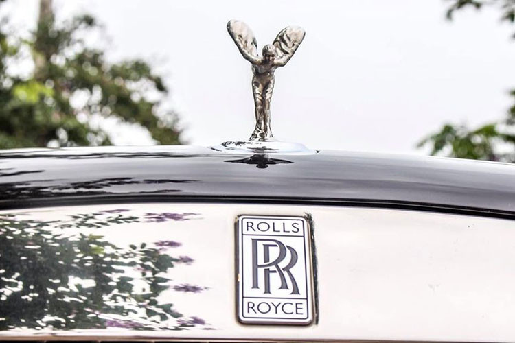 Rolls-Royce Ghost Series II EWB sở hữu thiết kế mạng đậm phong cách siêu sang Anh quốc theo nhiều thế hệ. Nó hữu ngoại hình ấn tượng khi có kích thước đồ sộ với chiều dài tổng thể gần 5,6m, chiều dài cơ sở 3.465mm, dài hơn bản tiêu chuẩn 17cm.