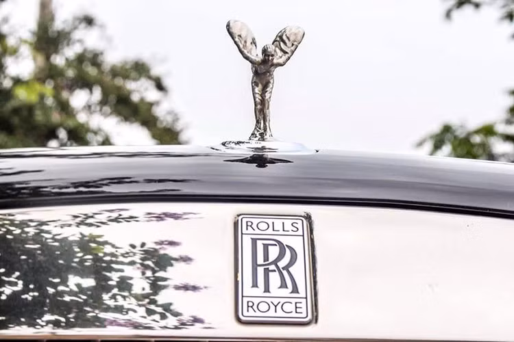 Rolls-Royce Ghost Series II EWB sở hữu thiết kế mạng đậm phong cách siêu sang Anh quốc theo nhiều thế hệ. Nó hữu ngoại hình ấn tượng khi có kích thước đồ sộ với chiều dài tổng thể gần 5,6m, chiều dài cơ sở 3.465mm, dài hơn bản tiêu chuẩn 17cm.