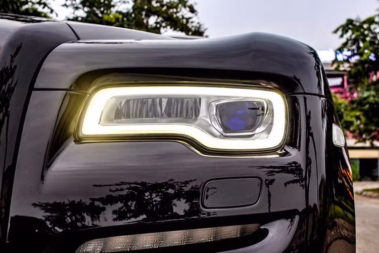 Những đường nét thiết kế mới tập trung ở nửa đầu thân xe lại càng làm nổi bật sự mạnh mẽ, năng động vô cùng cuốn hút. Thiết kế từng bộ phận ở phía mặt trước tách biệt, các chi tiết từ tay nắm cửa đến gương chiếu hậu, viền thân xe... đều được thiết kế tỉ mỉ đầy chất doanh nhân. Thân xe của Rolls-Royce Ghost Series II EWB này được phủ lên tới 5 lớp sơn đó là lớp sơn nhúng (tĩnh điện).