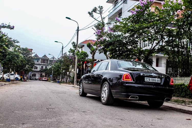 Nếu như ngoại thất Rolls-Royce Ghost series II đã đẹp thì không gian thượng hạng bên trong cabin muôn phần đẹp và tinh tế hơn. Nó thể hiện đúng đẳng cấp thượng hạng của dòng xe đến từ Goodwood với thiết kế trẻ trung và độ tương phản nổi bật của da thuộc. Các trang bị trên xe thuộc hàng xa xie và hiện đại bậc nhất trong giới sedan hạng sang.