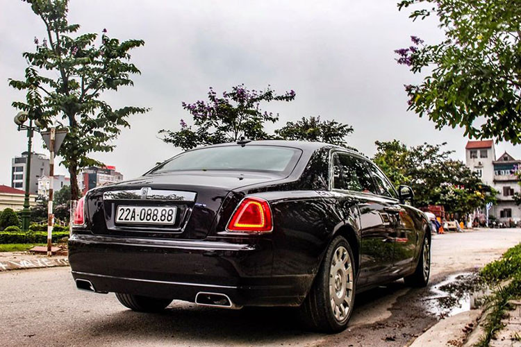 Ghost Series II như muốn nhắc nhớ những khách hàng của mình rằng nó không hề thua kém Phantom, thậm chí nó còn mang nhiều màu sắc hơn. Với dáng vẻ tiến gần tới Phantom hơn, to lớn, bề thế chứ không mang cảm giác bị "lút" như trước. Đuôi xe với cụm ống xả kép đối xứng. Phần đèn hậu thiết kế theo kiểu truyền thống đi kèm viền kim loại sáng bóng.