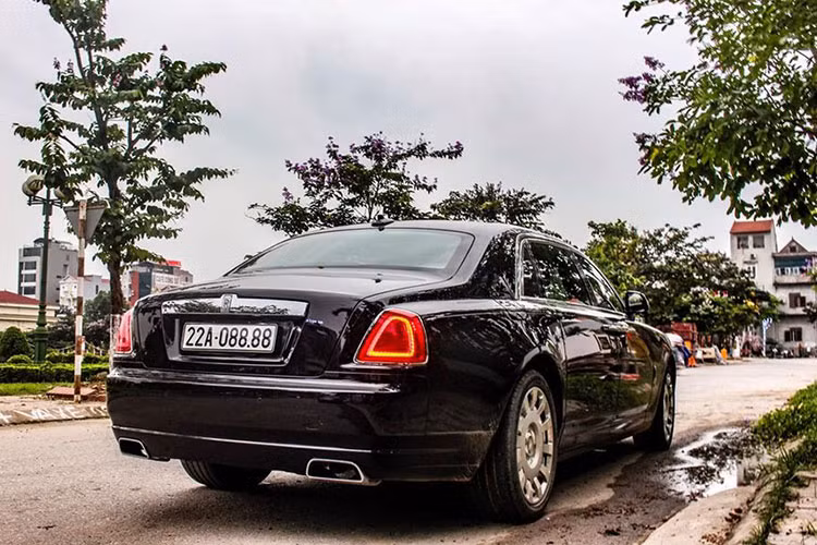 Ghost Series II như muốn nhắc nhớ những khách hàng của mình rằng nó không hề thua kém Phantom, thậm chí nó còn mang nhiều màu sắc hơn. Với dáng vẻ tiến gần tới Phantom hơn, to lớn, bề thế chứ không mang cảm giác bị "lút" như trước. Đuôi xe với cụm ống xả kép đối xứng. Phần đèn hậu thiết kế theo kiểu truyền thống đi kèm viền kim loại sáng bóng.