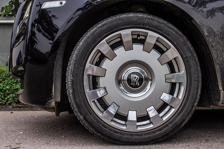 Thiết kế từng bộ phận ở phía mặt trước tách biệt, các chi tiết từ tay nắm cửa đến gương chiếu hậu, viền thân xe... đều được thiết kế tỉ mỉ đầy chất doanh nhân. Xe được trang bị la-zăng 5 chấu kép 21-inch. Và như thường lệ logo Roll-Royce được gắn ở nắp chụp mâm xe luôn ở phương thẳng đứng được xem là đặc trưng của thương hiệu xe sang Anh quốc.