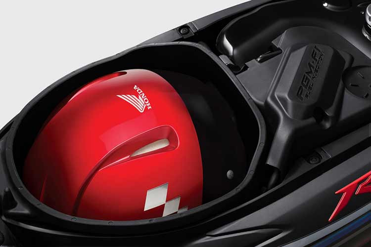 Cùng đó, cụm đèn hậu vuốt cao sắc nét và ốp ống xả màu đen mới bằng vật liệu nhựa cao cấp góp phần tạo nên thiết kế phía sau đậm thể thao và nam tính.