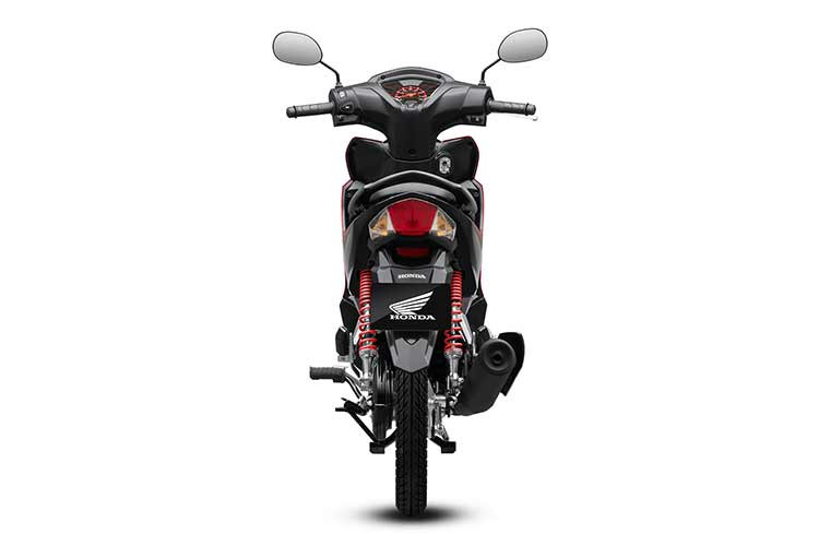 Logo 3D “RSX” tinh xảo, cùng bộ tem chữ trẻ trung được thiết kế khác biệt trên từng phiên bản, kết hợp hài hòa với các đường nét góc cạnh, khỏe khoắn chạy dọc thân xe. Tất cả phiên bản Honda Wave RSX FI 2024 đều được trang bị hệ thống đèn chiếu sáng phía trước luôn sáng khi xe vận hành.