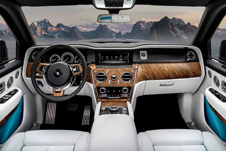 Dài thôi chưa đủ, Rolls-Royce Cullinan của Klassen còn nặng hơn nhiều so với con số 2.660 kg của phiên bản tiêu chuẩn nhờ lớp bọc thép mang đến khả năng chống đạn cấp độ 7 và 9. Đó là lý do vì sao chiếc Rolls-Royce Cullinan bọc thép này được gọi bằng cái tên "Guard".