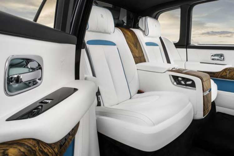 Cullinan chống đạn còn được bổ sung cửa sau bên hông dài hơn, nóc xe nâng cao và những trang bị tùy chọn như cửa sổ trời toàn cảnh Paronama bằng kính. Bên trong xe xuất hiện dàn âm thanh Bang &amp; Olufsen, vách ngăn khoang lái và hành khách, hệ thống đa phương tiện mới và đèn viền LED. Đặc biệt, nó được điều khiển thông qua điện thoại iPhone.