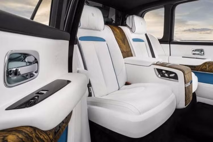 Cullinan chống đạn còn được bổ sung cửa sau bên hông dài hơn, nóc xe nâng cao và những trang bị tùy chọn như cửa sổ trời toàn cảnh Paronama bằng kính. Bên trong xe xuất hiện dàn âm thanh Bang &amp; Olufsen, vách ngăn khoang lái và hành khách, hệ thống đa phương tiện mới và đèn viền LED. Đặc biệt, nó được điều khiển thông qua điện thoại iPhone.