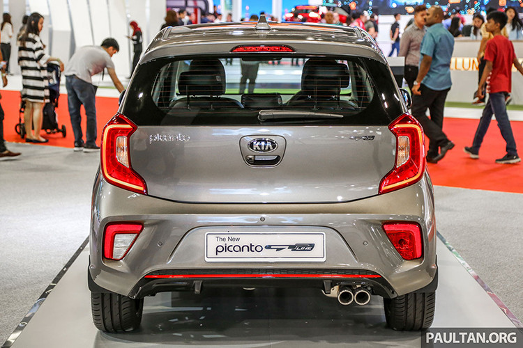 Ở phía sau của chiếc xe Kia Picanto GT-Line cỡ nhỏ, giá rẻ này mang nhiều điểm thiết kế quen thuộc của phiên bản xe đời trước nhưng được làm mới mạnh mẽ hơn. Cũng giống như phần đầu, đuôi của xe cũng được hãng ôtô Kia bổ sung thêm cản sau tròn trịa, đèn hậu dạng LED hình chữ C mới.