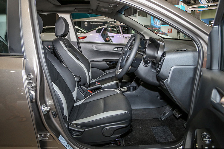 Phiên bản Kia Picanto GT-Line 2019 còn có cửa sổ trời, điều hòa tự động, gương chiếu hậu chống chói, hệ thống kiểm soát hành trình và cảm biến áp suất lốp. Ngoài ra, mẫu xe cõ nhỏ này cũng được trang bị phanh khẩn cấp tự động AEB và cả sạc không dây hiện đại.