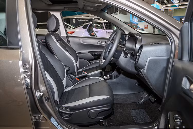 Phiên bản Kia Picanto GT-Line 2019 còn có cửa sổ trời, điều hòa tự động, gương chiếu hậu chống chói, hệ thống kiểm soát hành trình và cảm biến áp suất lốp. Ngoài ra, mẫu xe cõ nhỏ này cũng được trang bị phanh khẩn cấp tự động AEB và cả sạc không dây hiện đại.