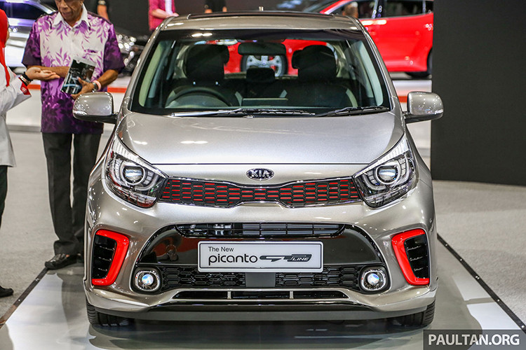 Bên ngoài, Kia Picanto GT-Line 2019 sở hữu thiết kế thể thao với cản trước mới, tích hợp chắn bùn cỡ lớn hơn và đèn sương mù. Chưa hết, Kia Picanto GT-Line 2019 còn có nhiều chi tiết màu đỏ tương phản làm điểm nhấn như lưới tản nhiệt, viền hốc gió trước, thanh ba-bô-lê bên sườn và bộ khuếch tán sau.