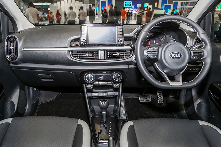 Bên trong nội thất bắt mắt với hai tông màu tuỳ chọn. Hàng loạt trang bị tiện nghi xuất hiện trên xe như ghế ngồi bọc da, các hi tiết nhựa đi kèm mạ kim loại... Vô lăng trên xe dạng ba chấu, bọc da với những lỗ thông khí chiều dọc ở hai đầu bảng điều khiển, màn hình đa thông tin kết nối Bluetooth, USB, đài AM/FM, hỗ trợ Aux...
