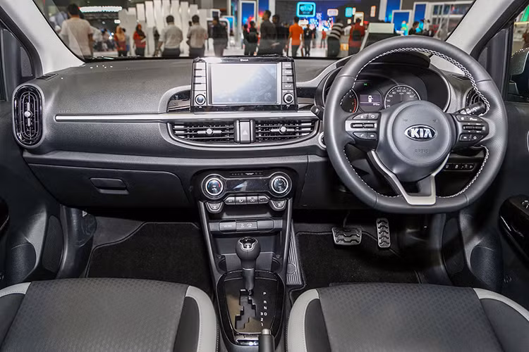 Bên trong nội thất bắt mắt với hai tông màu tuỳ chọn. Hàng loạt trang bị tiện nghi xuất hiện trên xe như ghế ngồi bọc da, các hi tiết nhựa đi kèm mạ kim loại... Vô lăng trên xe dạng ba chấu, bọc da với những lỗ thông khí chiều dọc ở hai đầu bảng điều khiển, màn hình đa thông tin kết nối Bluetooth, USB, đài AM/FM, hỗ trợ Aux...