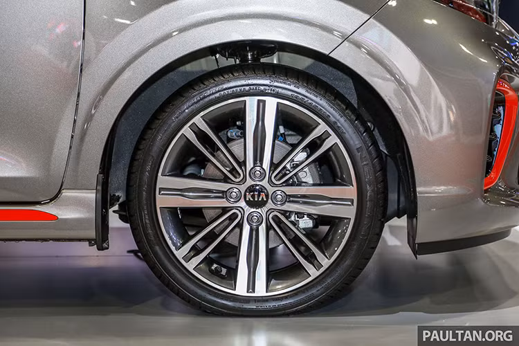 Xe được trang bị bộ vành hợp kim 16 inch với thiết kế 8 chấu, được sơn phối 2 tông màu hoàn thành ngoại hình của Kia Picanto GT-Line 2019. Ngoài ra việc trang bị cửa sổ trời cũng mang đến cảm giác cao cấp hơn cho xe.