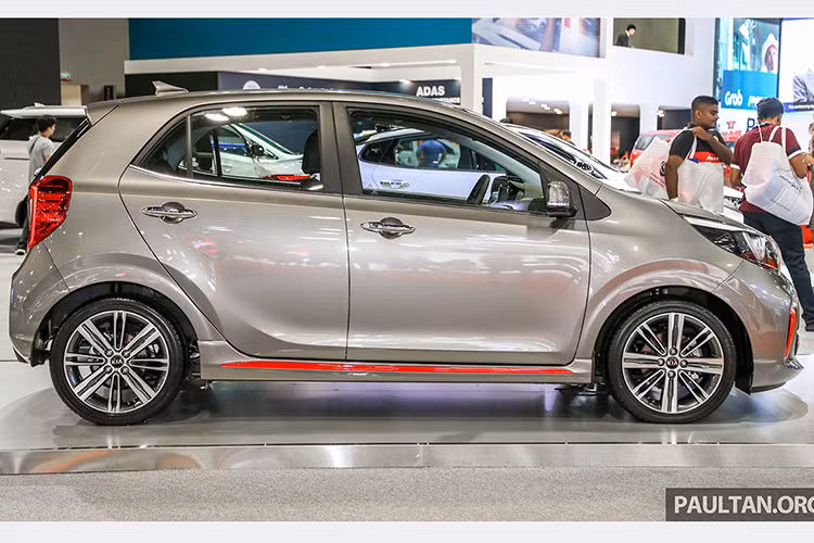 Đắt hơn bản EX nên Kia Picanto GT-Line 2019 đương nhiên cũng được trang bị tốt hơn. Kích thước tổng thể của Kia Picanto phiên bản GT-Line mới không thay đổi nhiều, vẫn là Dài x Rộng x Cao tương ứng 3.595 x 1.595 x 1.485mm.