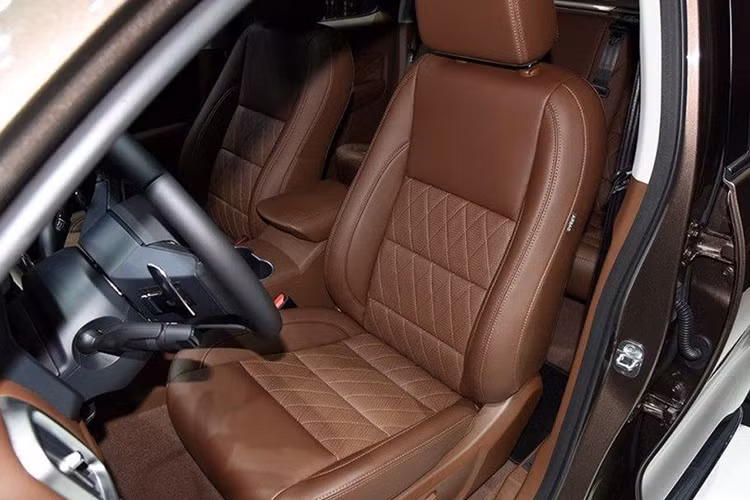 Về trang bị an toàn, Great Wall trang bị cho Cannon đầy đủ các tùy chọn giúp hỗ trợ người lái như hệ thống cảnh báo chuyển làn đường, kiểm soát hành trình thích ứng, camera 360 độ và phanh khẩn cấp tự động... Hãng Great Wall cho biết, tại thị trường Trung Quốc, mẫu xe bán tải này có 3 phiên bản, bao gồm thương mại, chở khách và off-road.