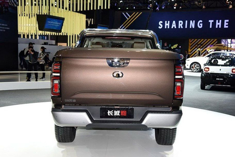 Nhiều quan điểm cho rằng, Great Wall Cannon có phần đầu "nhái" Toyota Hilux. Tân binh nhà Great Wall có kích thước tổng thể DxRxC tương ứng 5.425 x 1.972 x 1.893 mm. Nếu so sánh với các đối thủ trong phân khúc thì Great Wall Cannon có chiều dài ngang bằng Ford Ranger và chiều dài riêng thùng xe cũng tương đồng với Mitsubishi Triton.