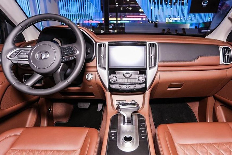 Bên trong nội thất, Cannon được trau chuốt khá kỹ càng với phần thiết kế gọn gàng, ngăn nắp và có thể nói là đẹp. Tuy là một mẫu xe bán tải nhưng các chi tiết trong xe đa số vẫn được bọc da, ví dụ như vô-lăng, táp-lô, ghế ngồi và thậm chí cả cánh cửa... Nếu chỉ nhìn vào khoang nội thất này, chắc hẳn nhiều người sẽ không nghĩ đây là nội thất của một mẫu xe bán tải bởi sự sang trọng và tinh tươm mà khoang cabin này sở hữu.