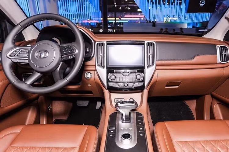 Bên trong nội thất, Cannon được trau chuốt khá kỹ càng với phần thiết kế gọn gàng, ngăn nắp và có thể nói là đẹp. Tuy là một mẫu xe bán tải nhưng các chi tiết trong xe đa số vẫn được bọc da, ví dụ như vô-lăng, táp-lô, ghế ngồi và thậm chí cả cánh cửa... Nếu chỉ nhìn vào khoang nội thất này, chắc hẳn nhiều người sẽ không nghĩ đây là nội thất của một mẫu xe bán tải bởi sự sang trọng và tinh tươm mà khoang cabin này sở hữu.