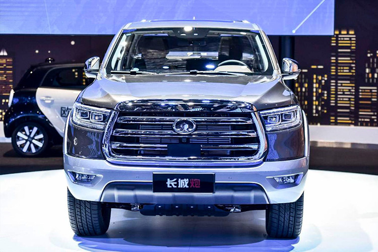 Như đã nói ở trên, mẫu xe bán tải Great Wall Cannon sở hữu thiết kế ngoại thất khá ấn tượng với phần đầu xe to và dầy. Mặt ca-lăng được thiết kế hình thang với viền và các chi tiết bằng chrome sáng bóng. Cụm đèn chiếu sáng chính được chia thành 2 cụm bi projector cùng dải đèn LED định vị ban ngày khá ấn tượng. Cản dưới sơn màu xám mờ cùng đèn sương mù Halogen truyền thống. 