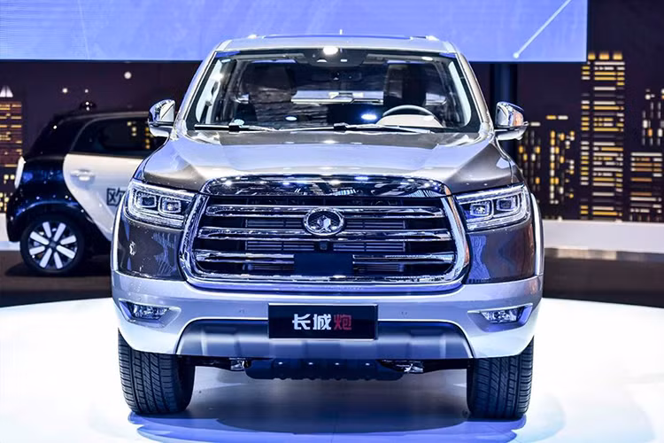 Như đã nói ở trên, mẫu xe bán tải Great Wall Cannon sở hữu thiết kế ngoại thất khá ấn tượng với phần đầu xe to và dầy. Mặt ca-lăng được thiết kế hình thang với viền và các chi tiết bằng chrome sáng bóng. Cụm đèn chiếu sáng chính được chia thành 2 cụm bi projector cùng dải đèn LED định vị ban ngày khá ấn tượng. Cản dưới sơn màu xám mờ cùng đèn sương mù Halogen truyền thống. 