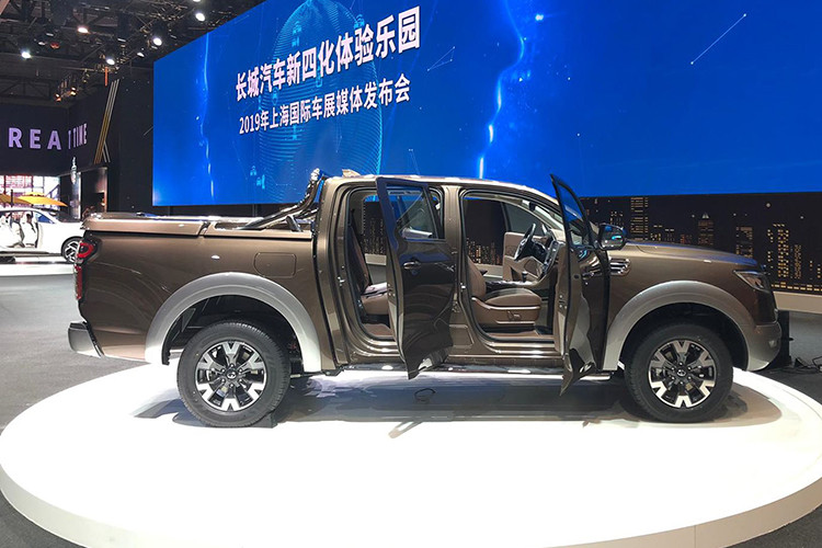 Nhà sản xuất Trung Quốc cho biết, mẫu bán tải mới của hãng sẽ sử dụng chung khung gầm với mẫu SUV Haval H9, mang số hiệu P71. Điều này sẽ giúp tối ưu hoá được trọng lượng và khả năng an toàn của xe. Còn về phần thiết kế ở thân xe, Great Wall Cannon không cho thấy sự khác lạ nào so với các đối thủ. Xe vẫn sở hữu những đường gân dập nổi mạnh mẽ cùng cặp vành nhỏ, lốp dầy với tạo hình mâm khá đẹp.