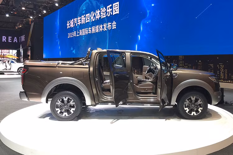 Nhà sản xuất Trung Quốc cho biết, mẫu bán tải mới của hãng sẽ sử dụng chung khung gầm với mẫu SUV Haval H9, mang số hiệu P71. Điều này sẽ giúp tối ưu hoá được trọng lượng và khả năng an toàn của xe. Còn về phần thiết kế ở thân xe, Great Wall Cannon không cho thấy sự khác lạ nào so với các đối thủ. Xe vẫn sở hữu những đường gân dập nổi mạnh mẽ cùng cặp vành nhỏ, lốp dầy với tạo hình mâm khá đẹp.