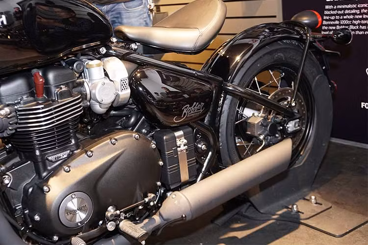 Hệ thống phanh đĩa đơn phía sau của xe cũng giống trước, thuộc thương hiệu Nissan đi kèm ABS. Là một mẫu bobber sản xuất hàng loạt, chiếc xe có dè sau dài, chống bắn bùn kèm theo cụm đèn hậu và pát biển số kiểu cổ điển được đặt cuối dè, giảm xóc sau được gắn bên dưới yên.