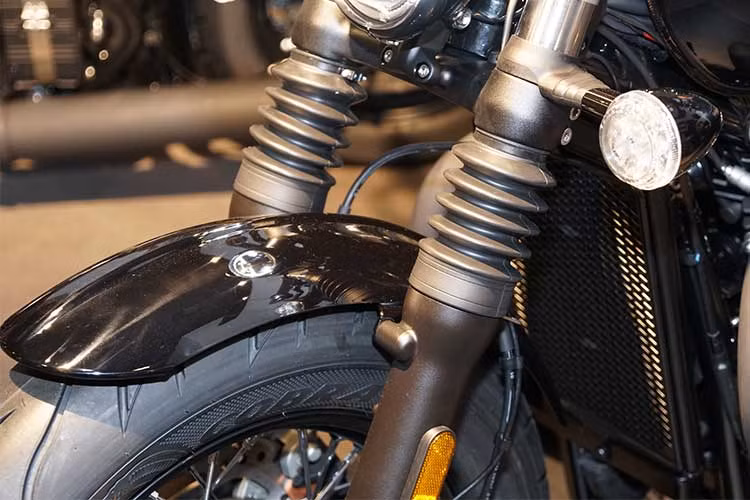 So với phiên bản trước, Triumph Bobber Black 2018 đã được hãng xe máy Anh quốc chú trọng hơn - cụ thể bắt đầu từ việc thay thế cặp phuộc trước thương hiệu KYB đường kính 41 mm trên phiên bản thường thành phuộc Showa 47 mm vững chắc hơn.