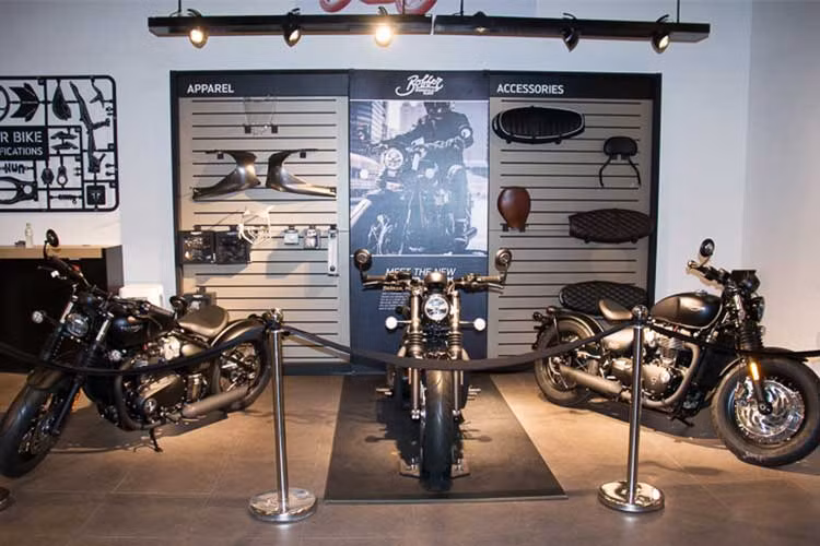 Mẫu xe môtô Triumph Bobber Black là bản nâng cấp của "đàn anh" Bobber từng ra mắt lần đầu vào năm 2016. Không chỉ đơn giản là một bản nâng cấp của Bobber trước đó, phiên bản Bobber Black 2018 mới này còn sở hữu nhiều nâng cấp đáng giá so với phiên bản thường.