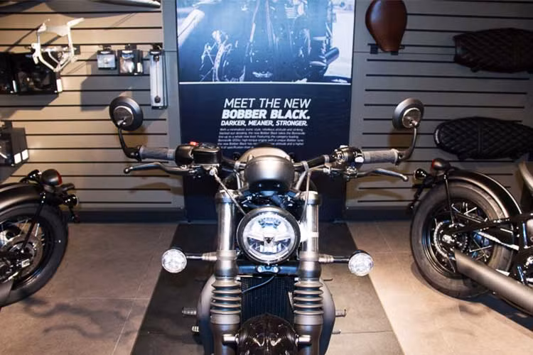 Phiên bản Bobber Black mới nổi bật với kiểu dáng của một chiếc cruiser theo phong cách "ngang tàng" hơn, nhưng vẫn giữ lại những nét cổ điển đậm chất "quý tộc" Anh. Ở phía trước, toàn bộ đèn chiếu sáng và xi nhan hạ thấp cũng đã được sử dụng công nghệ LED mới.