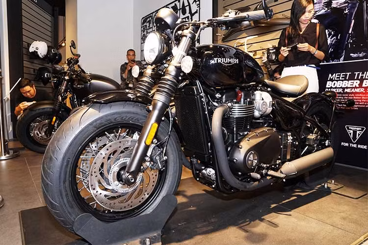 Lô hàng Triumph Bobber Black đầu tiên được nhập khẩu chính hãng về Việt Nam gồm có 6 chiếc. Xe có giá 595 triệu đồng cho phiên bản đen bóng và 599 triệu đồng cho bản đen nhám. Dù mới "cập bến" tại Sài Gòn, tuy nhiên hiện tại đã có 3 khách đặt hàng dòng xe này. 