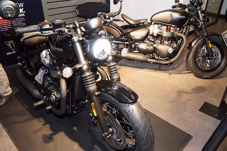 Với thiết kế của dòng Bobber đã có nhiều chi tiết màu đen hơn các dòng Triumph khác của hãng, tuy nhiên tông màu đen tuyền chủ đạo của Bobber Black 2018 lại càng khiến cho chiếc xe trở nên ngầu và cá tính hơn.