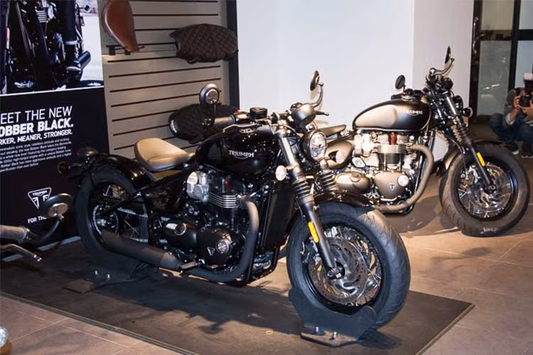 Ngoài ra, Bonneville Bobber Black vẫn sở hữu các tính năng và tiện ích cho người sử dụng như phiên bản tiêu chuẩn trước đây bao gồm; hệ thống điều khiển hành trình chủ động, phanh ABS trước sau, kiểm soát lực kéo chuyển đổi, chế độ lái Road và Rain cùng nhiều trang bị khác...