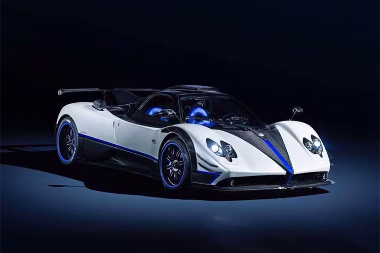 Vào tháng 7 năm nay, một phiên bản đặc biệt mới của Zonda là siêu xe Pagani Zonda Riviera đã từng được hé lộ, tuy nhiên phải tới nay chiếc xe mới chính thức xuất hiện khi được chuyển tới showroom Seven Car Lounge tại thị trường Ả Rập Saudi.