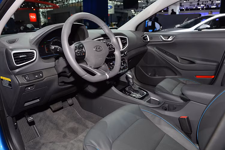 Ioniq Hybrid 2017 được cung cấp sức mạnh bởi động cơ 1,6 lít 4 xy lanh mạnh 104 mã lực và mô men xoắn 148 Nm, một động cơ điện nhỏ cung cấp 43 mã lực. Cả 2 động cơ có tổng công suất 139 mã lực kết hợp hộp số tự động 6 cấp ly hợp kép và hệ dẫn động cầu trước. Xe có 2 chế độ lái Sport và Eco.