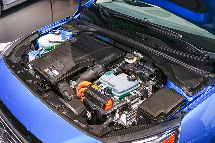 Cuối cùng là Ioniq Electric được trang bị pin lithium-ion-plymer 28 kWh cung cấp năng lượng cho động cơ điện 120 mã lực và mô men xoắn 215. Xe có phạm vi hoạt động 176 km với mức độ tiêu thụ điện tương đương 2,3 lít/100 km (125 mpg).