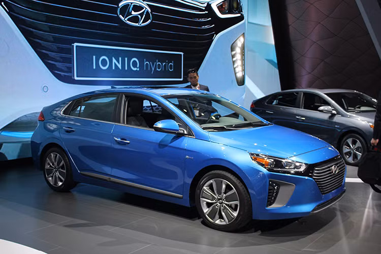 Với mức giá 23.035 USD (khoảng 523 triệu đồng), Hyundai Ioniq Hybrid 2017 sẽ gây khó khăn cho Toyota Prius vì mẫu xe Hybrid đến từ Hàn Quốc có giá bán rẻ hơn 2.000 USD nhưng lại có khả năng di chuyển xa hơn sau mội lần sạc đầy bình pin nhiên liệu.