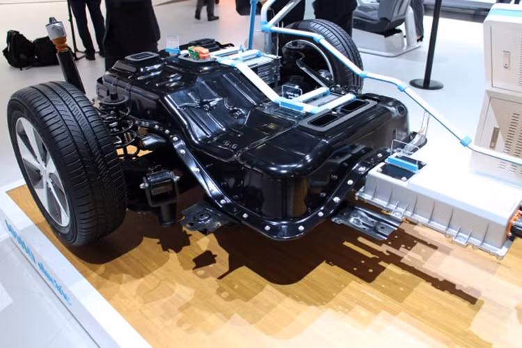 Phiên bản Ioniq Plugin Hybrid cùng chia sẻ động cơ 4 xy lanh và hộp số ly hợp kép, nhưng được trang bị động cơ điện 120 mã lực và gói pin lithium-ion –polymer lớn hơn có thể cung cấp đủ điện để xe chạy trên 40 km trước khi động cơ xăng mở rộng phạm vi hoạt động.