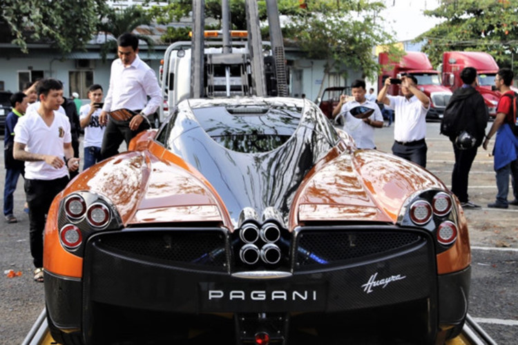 Tại thị trường siêu xe ở Dubai, thần gió Pagani Huayra có giá từ 1,9 đến 2,3 triệu USD. Đây cũng là dòng xe được sản xuất giới hạn 100 chiếc trên toàn cầu nên giá trị của nó cũng sẽ tăng theo thời gian. Tại thị trường Việt Nam nó là siêu xe thể thao độc nhất và cũng có giá đắt nhất.