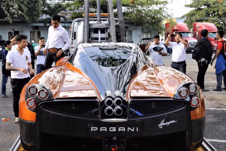 Tại thị trường siêu xe ở Dubai, thần gió Pagani Huayra có giá từ 1,9 đến 2,3 triệu USD. Đây cũng là dòng xe được sản xuất giới hạn 100 chiếc trên toàn cầu nên giá trị của nó cũng sẽ tăng theo thời gian. Tại thị trường Việt Nam nó là siêu xe thể thao độc nhất và cũng có giá đắt nhất.