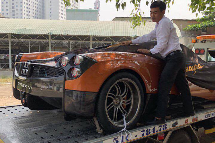 Tháng 4 năm ngoái, xe đã được chuyển tới đây bằng xe chuyên dụng nhưng không đăng ký thành công. Nếu lần này siêu xe Pagani Huayra của đại gia Minh nhựa đăng ký xong thì chắc chắn chỉ trong một thời gian ngắn nữa, giới mê xe trong nước sẽ được chiêm ngưỡng biển số của chiếc siêu xe này và xem nó lăn bánh.