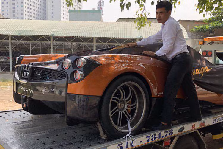 Tháng 4 năm ngoái, xe đã được chuyển tới đây bằng xe chuyên dụng nhưng không đăng ký thành công. Nếu lần này siêu xe Pagani Huayra của đại gia Minh nhựa đăng ký xong thì chắc chắn chỉ trong một thời gian ngắn nữa, giới mê xe trong nước sẽ được chiêm ngưỡng biển số của chiếc siêu xe này và xem nó lăn bánh.