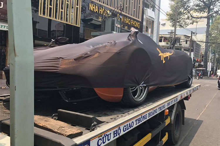 Sáng nay 27/4, đại gia Phạm Trần Nhật Minh hay còn biết đến với tên gọi - Minh Nhựa đã mang chiếc siêu xe Pagani Huayra tới trung tâm đăng kiểm xe tại địa phận quận Bình Thạnh để làm thủ tục để ra biển số. Đây là lần thứ 2, siêu phẩm tốc độ độc nhất Việt Nam được mệnh danh "thần gió" xuất hiện để bấm biển kiểm soát.