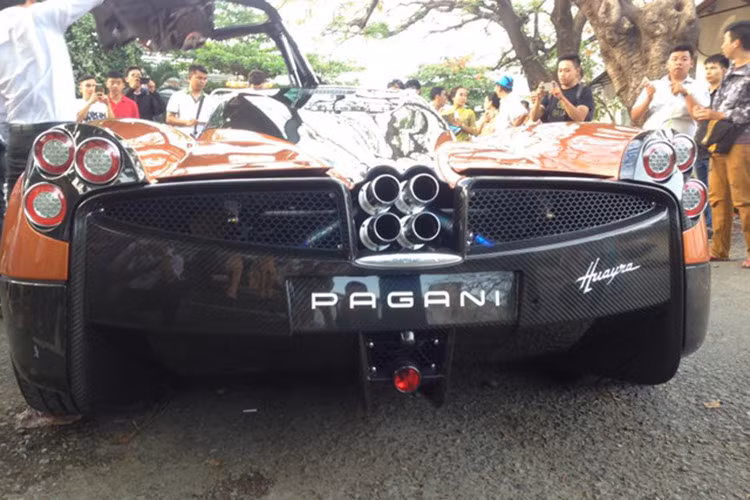 Mặc dù không hề tiết lộ giá trị chiếc siêu xe đình đám này, tuy nhiên theo giới chơi xe tại Việt Nam đồn đoán thì giá trị chiếc Pagani Huayra của đại gia Minh nhựa sẽ rơi vào khoảng 78 tỷ đồng sau khi được chủ nhân đóng thuế để ra biển trắng - đắt gấp đôi Lamborghini Aventador SV mui trần.