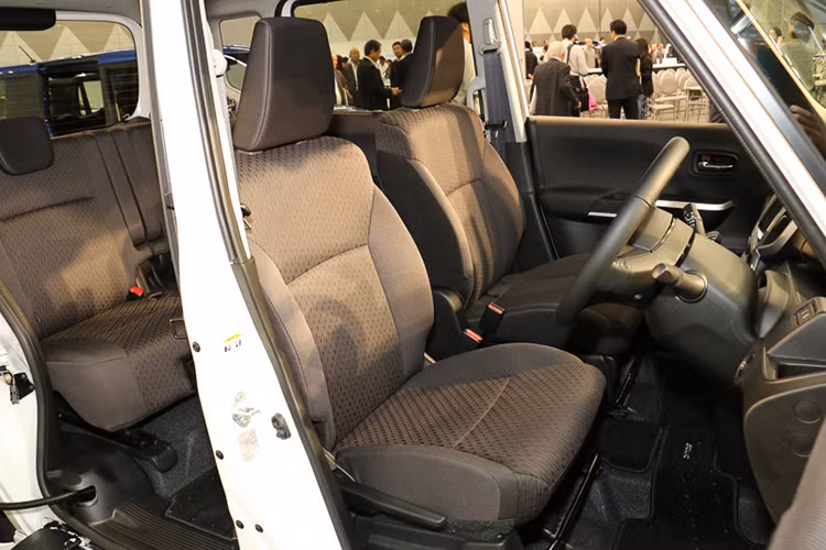 Thiêys kế nội thất xe không có gì nổi bật, thậm chí có phần gây nhàm chán, vì đơn giản nó là một mẫu xe giá rẻ.