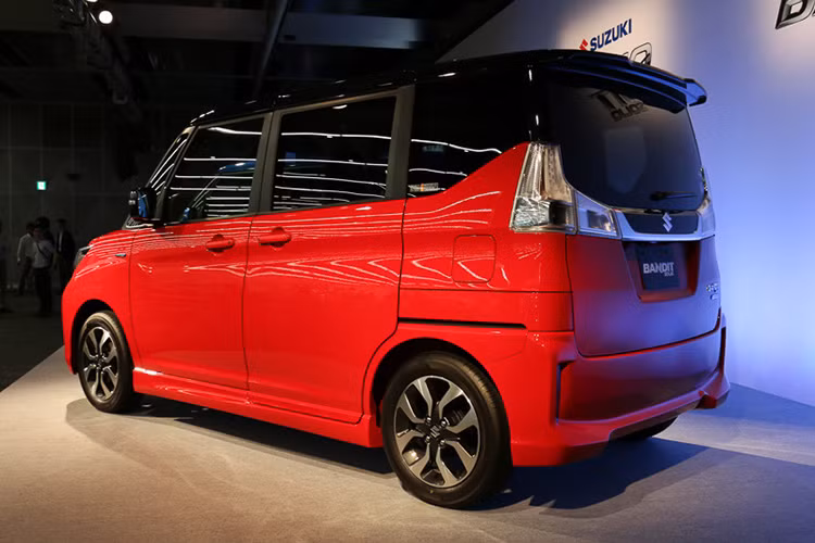 Mẫu xe gia đình cỡ nhỏ này sở hữu đèn lớn kéo dài về phía sau và đèn sương mù hình tròn, cùng kết cấu các cột B, C màu đen và cửa trượt phía sau dành cho hành khách.